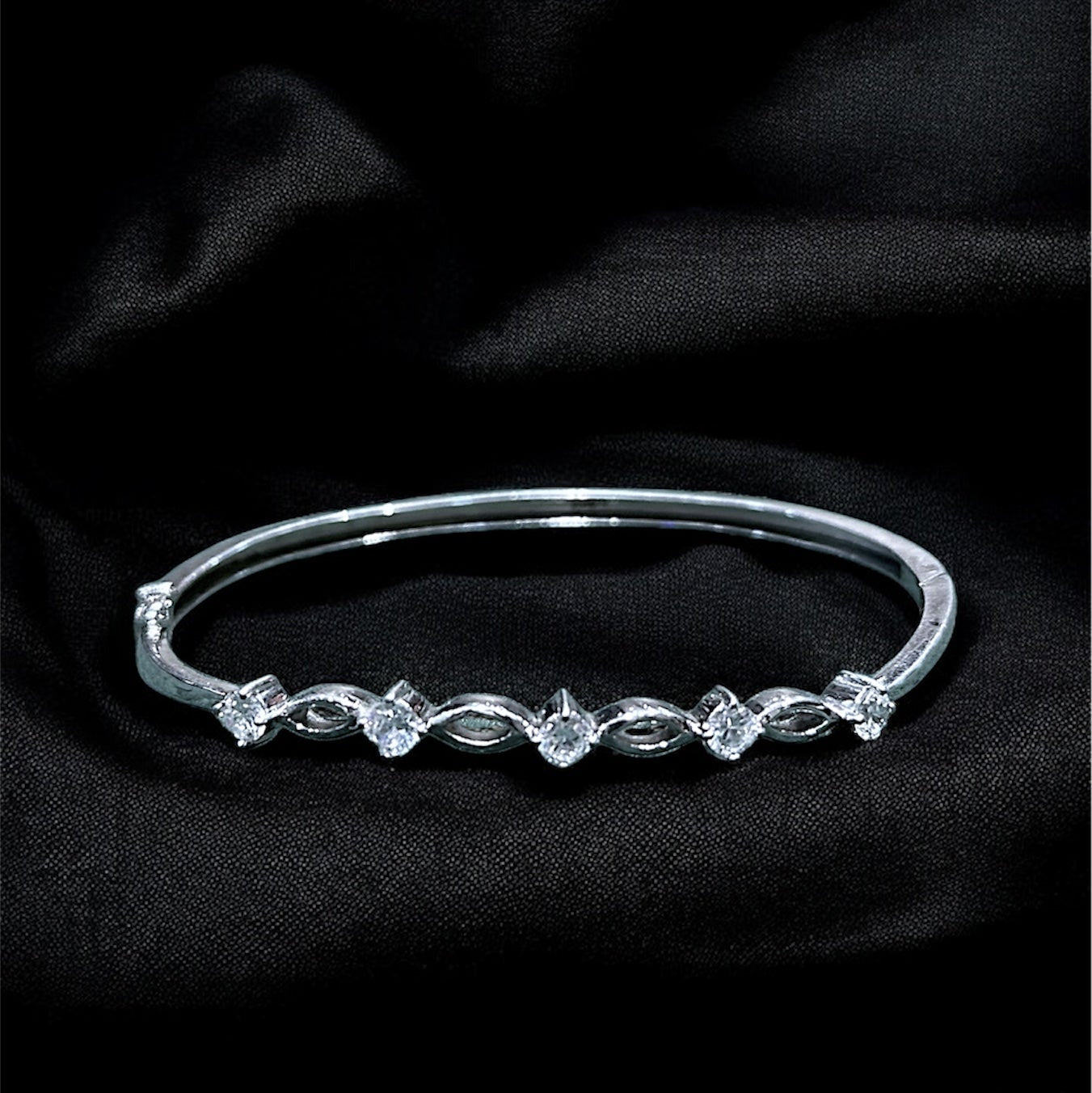 Eterna Rhodium Elegance Openable Bangle
